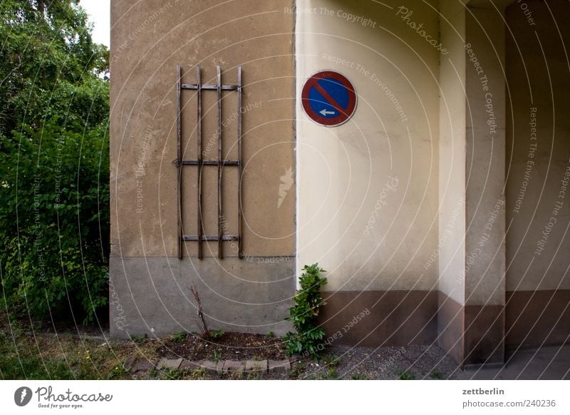 gate passage Deserted House (Residential Structure) Wall (barrier) Wall (building) Facade Lanes & trails No standing Clearway doorway Passage Colour photo