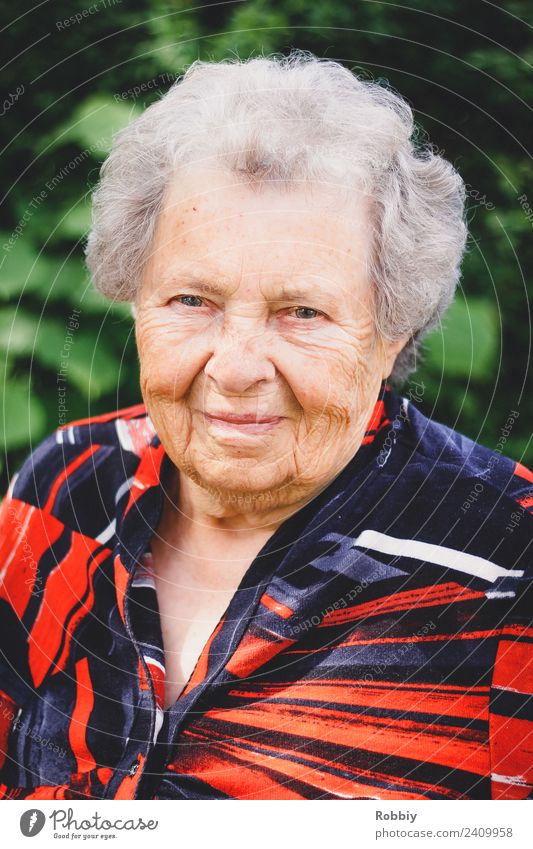 Grandmother VI Feminine Female senior Woman Senior citizen 1 Human being 60 years and older Old Athletic Friendliness Joie de vivre (Vitality) Caution Serene