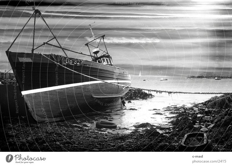 Ship lying on keel Watercraft Algae Fisherman Clouds Scotland Lint Sky Kiel Harbour Coast Black & white photo Iona Island Keel Exterior shot Tilt Deserted