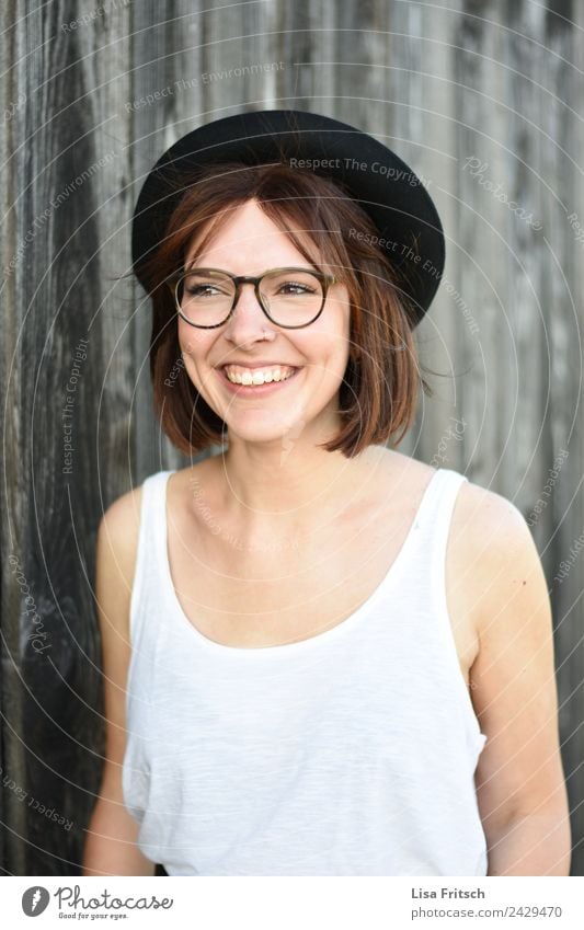 WOMAN - HAT - GLASSES - PRETTY Lifestyle pretty Young woman Youth (Young adults) 1 Human being 18 - 30 years Adults Fashion Eyeglasses Hat Brunette To enjoy