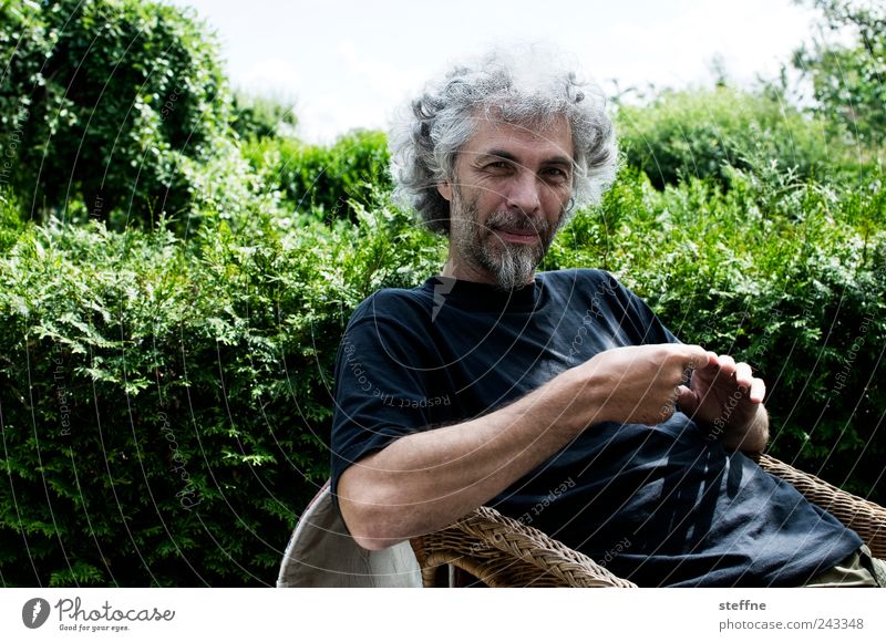 Berlin Tegel, outdoor area Human being Masculine Man Adults 1 45 - 60 years Nature Beautiful weather Relaxation Garden Hedge Chair Dialog partner Colour photo