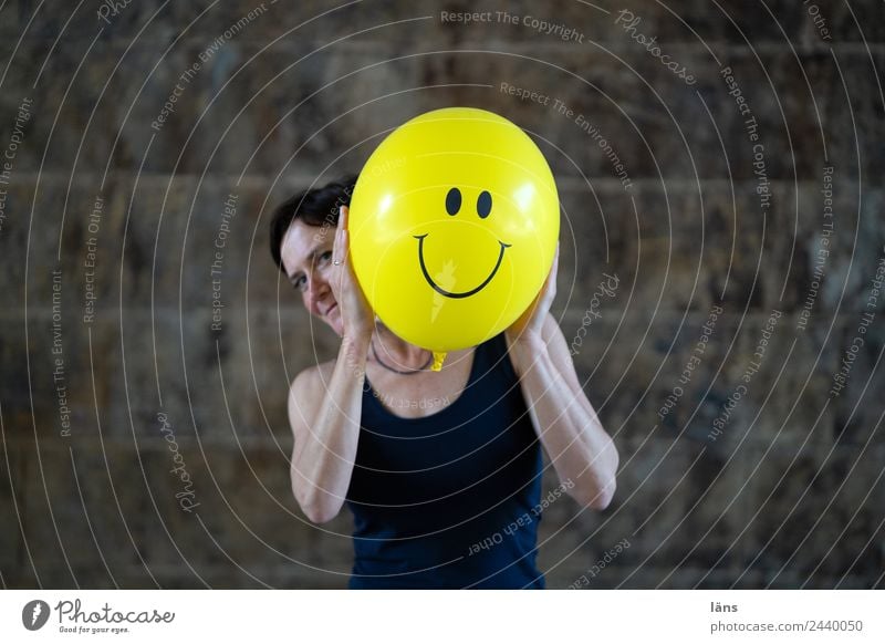 Woman with smiley balloon l UT Dresden Human being Feminine Adults Life 1 Balloon Observe Friendliness Happiness Curiosity Joy Joie de vivre (Vitality) Optimism