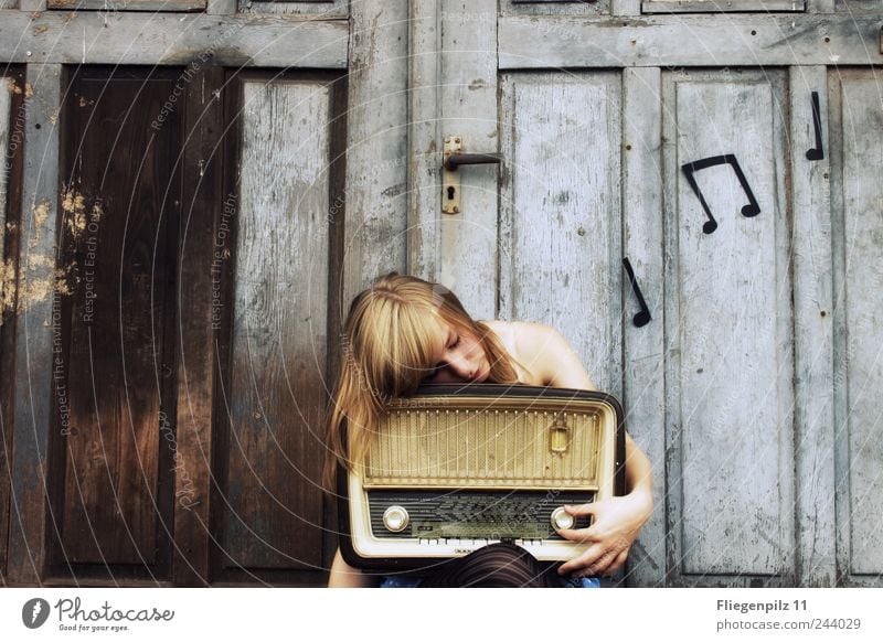 Hach the beautiful music... Style Loudspeaker Radio (device) Young woman Youth (Young adults) Skin 1 Human being Music Listen to music Radio (broadcasting) Gate