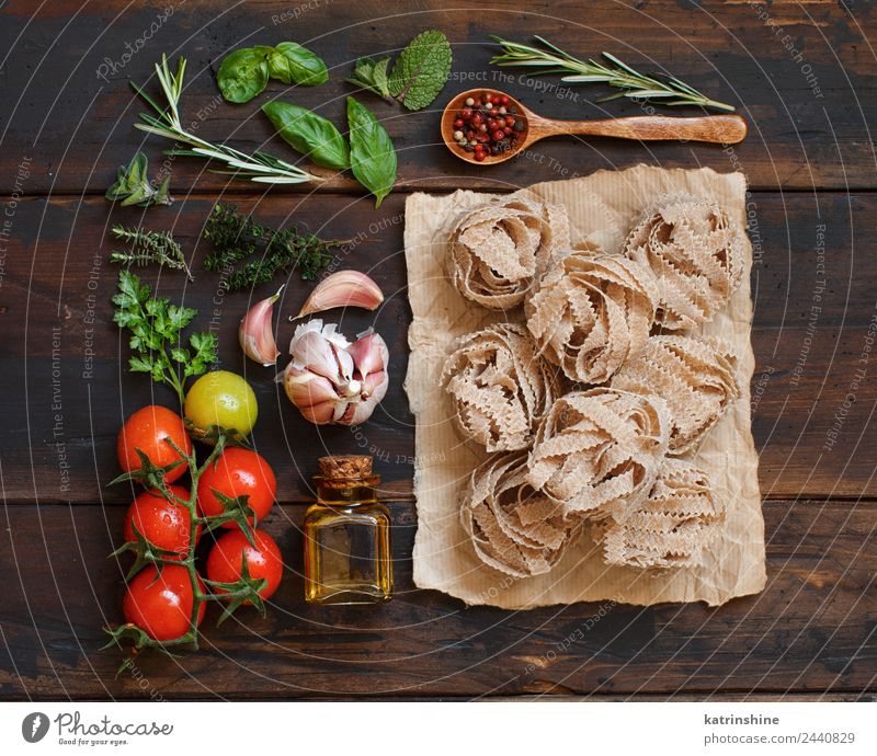 Whole wheat pasta tagliatelle, olive oil, vegetables and herbs Vegetarian diet Diet Bottle Table Leaf Dark Fresh Brown Green Red Tradition cooking food health