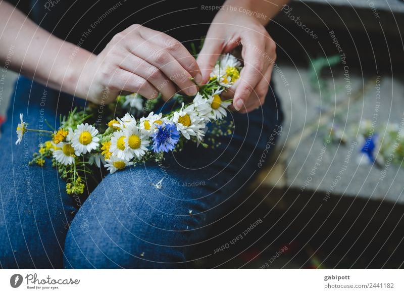 getting ready | ut dresden Elegant Style Design Joy Happy Beautiful Wellness Well-being Colour Creativity Hand Flower Wreath Bond Embellish Hairband Wedding