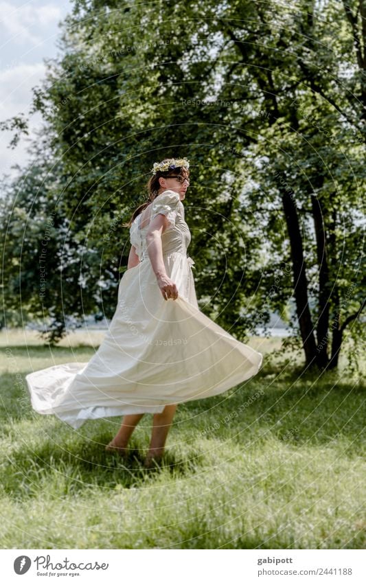 dancing bride | UT DRESDEN Feasts & Celebrations Wedding Feminine Woman Adults Life 1 Human being Dance Happiness naturally Joy Happy Joie de vivre (Vitality)