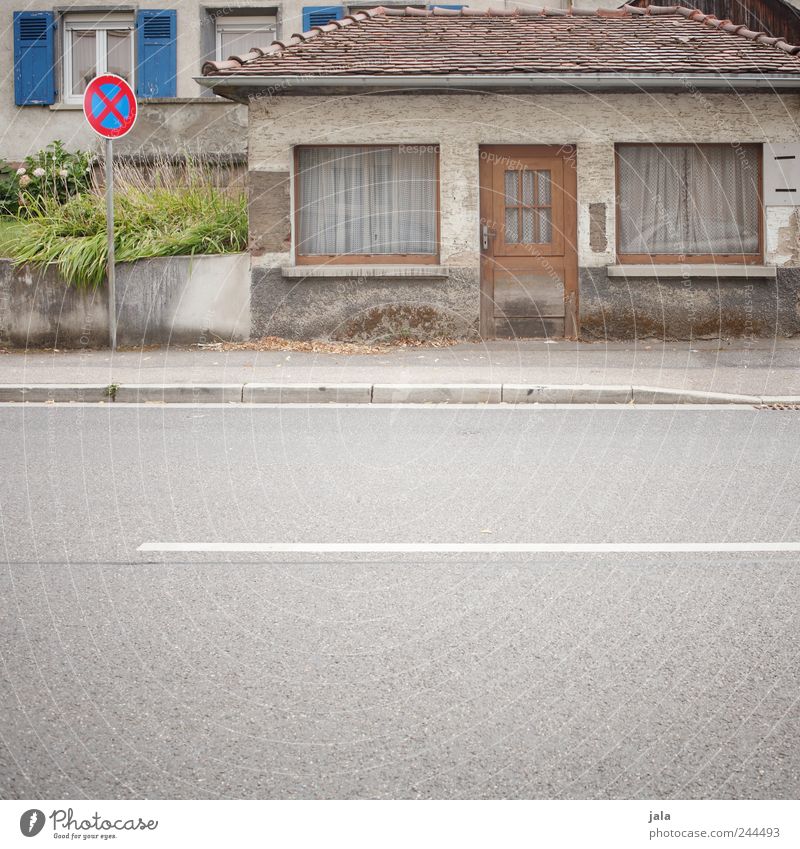 little house House (Residential Structure) Manmade structures Building Architecture Wall (barrier) Wall (building) Stairs Window Door Street Lanes & trails