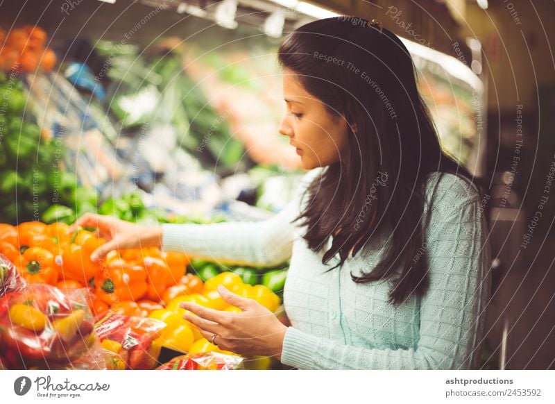 Picking the right vegetable Food Vegetable Fruit Vegetarian diet Diet Shopping Healthy Healthy Eating Wellness Human being Woman Adults 1 13 - 18 years