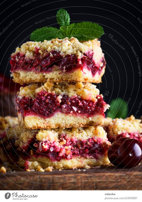 square pieces of cake crumble Fruit Dessert Candy Vegetarian diet Table Wood Fresh Delicious Brown Yellow Gold Green Red Black Cherry Pie Baked goods tart food