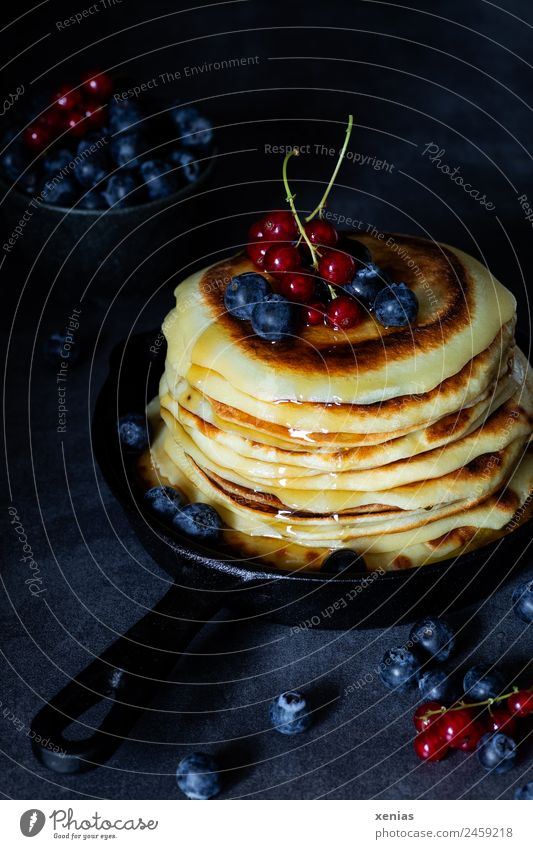 Small pancakes with maple syrup in black pan in moody style Pancake Redcurrant Food Fruit Blueberry Sugar Nutrition Breakfast Buffet Brunch Vegetarian diet Bowl