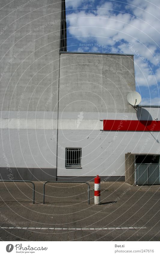 vis-à-vis le flair Building Architecture Wall (barrier) Wall (building) Facade Gloomy Gray Red Parking lot Satellite dish Window Trash container Backyard