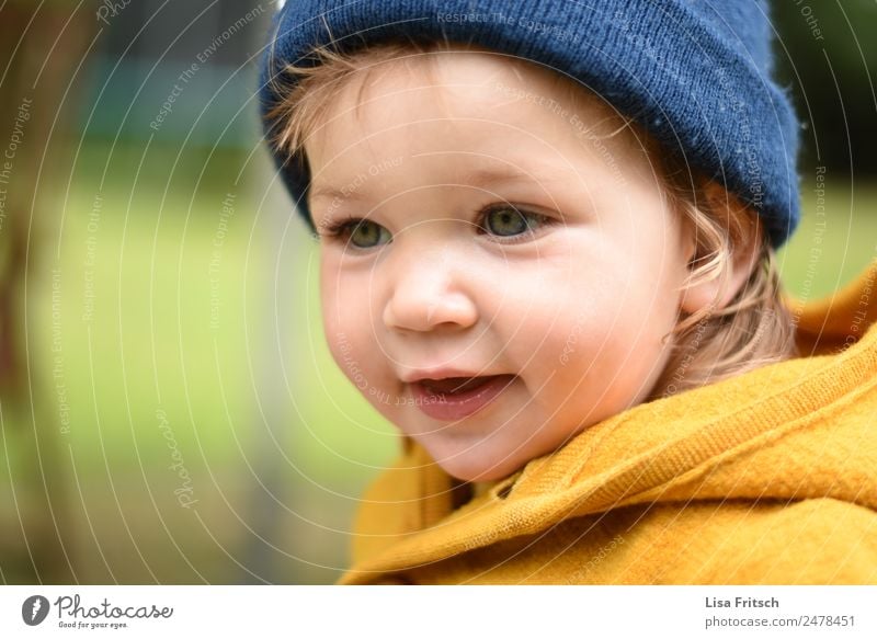 Toddler, Girl, Cap Parenting Child 1 Human being 1 - 3 years Blonde Observe Smiling Friendliness Curiosity Cute Blue Yellow Vacation & Travel