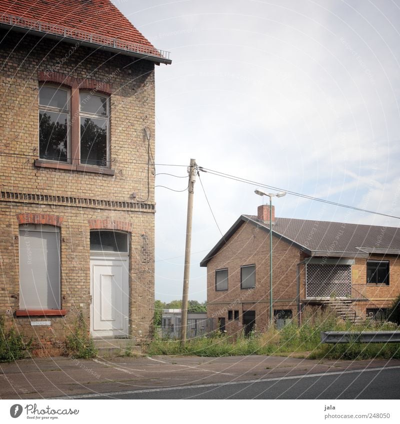 in between Sky Grass Bushes Foliage plant Wild plant House (Residential Structure) Places Manmade structures Building Wall (barrier) Wall (building) Stairs