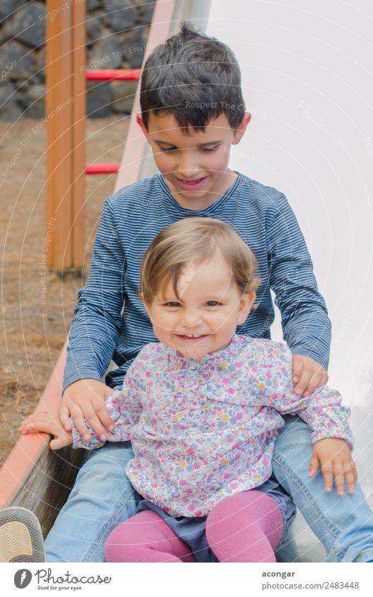 Brothers playing on a slide Lifestyle Children's game Human being Masculine Feminine Baby Brothers and sisters Family & Relations Infancy 2 1 - 3 years Toddler