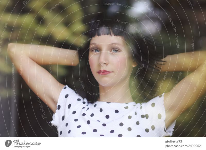 Jeune femme à la fenêtre | Portrait of a young woman by the window Young woman Youth (Young adults) Life 1 Human being 8 - 13 years Child Infancy 13 - 18 years