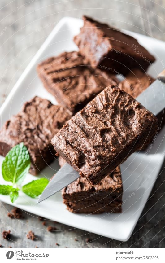 Brownie pieces Food Dessert Chocolate Plate Good Sweet brownie Part Tasty Close Sugar Baked goods Wooden table Home-made Snack Colour photo Studio shot