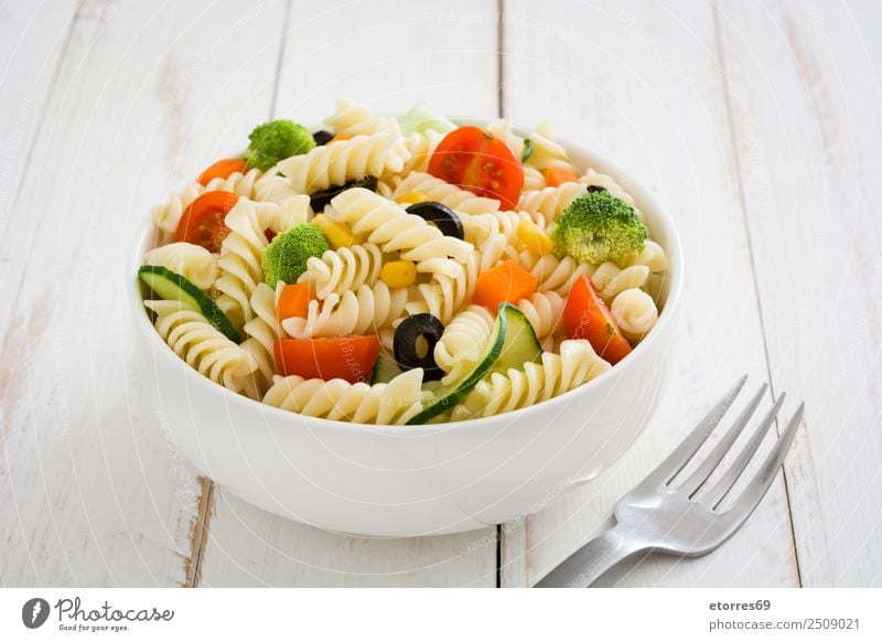 Pasta salad Food Healthy Eating Dish Food photograph Vegetable Lettuce Salad Dough Baked goods Nutrition Vegetarian diet Bowl Summer Fresh Good Green Red White