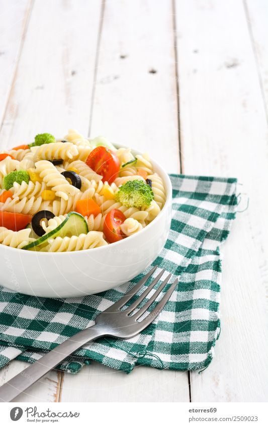 Pasta salad Food Healthy Eating Dish Food photograph Vegetable Lettuce Salad Dough Baked goods Nutrition Vegetarian diet Bowl Summer Fresh Good Green Red White