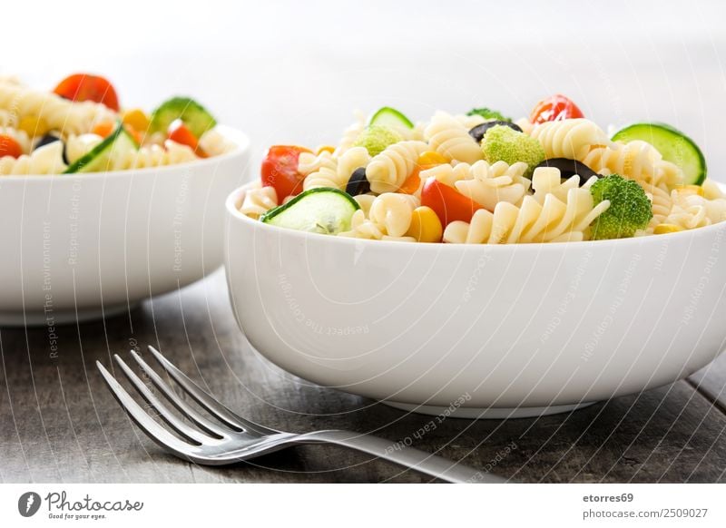 Pasta salad Food Vegetable Lettuce Salad Dough Baked goods Nutrition Lunch Vegetarian diet Bowl Summer Healthy Good Green Red Vegan diet Cucumber Tomato