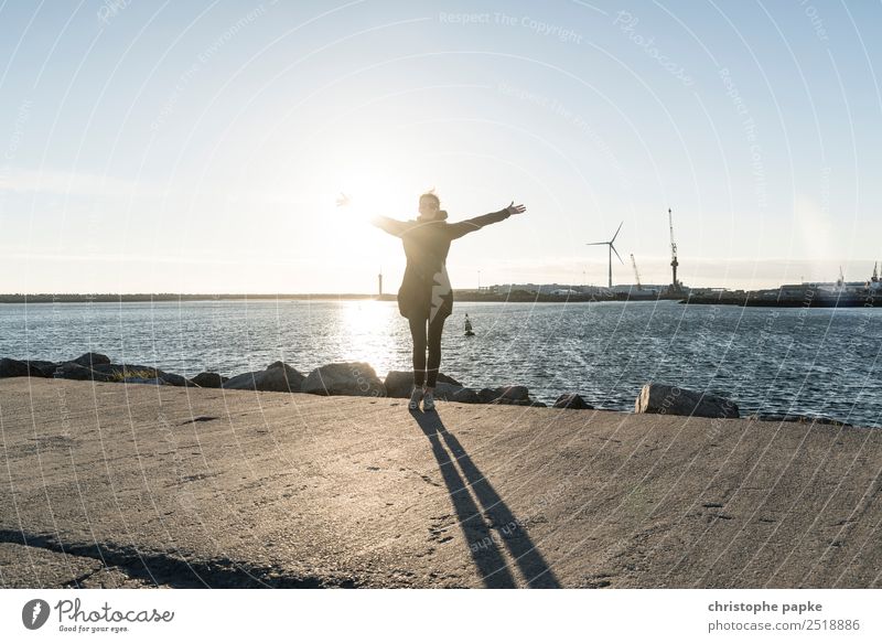 Backlight-arm-Streck-Foto-am-Meer Vacation & Travel Summer Sun Ocean Feminine 1 Human being Coast River bank Happy Joie de vivre (Vitality) Enthusiasm Optimism