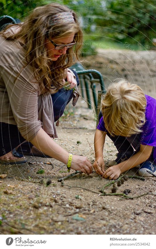 Woman and child play Joy Happy Relaxation Calm Leisure and hobbies Playing Human being Masculine Feminine Child Boy (child) Young woman Youth (Young adults)