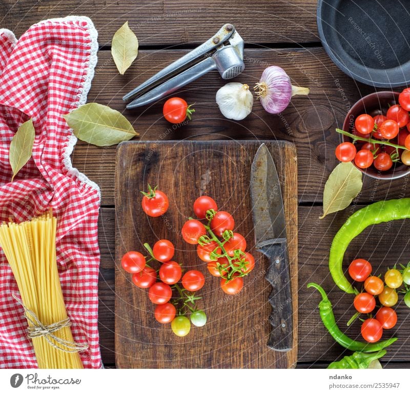 fresh red cherry tomatoes Vegetable Dough Baked goods Herbs and spices Nutrition Lunch Dinner Italian Food Pan Knives Wood Line Eating Fresh Large Long Above