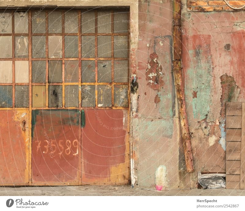 accidential wall art Venice House (Residential Structure) Manmade structures Building Wall (barrier) Wall (building) Door Stone Glass Metal Digits and numbers