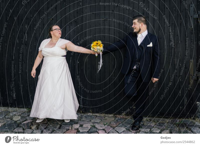 Bridal couple holding bunch of flowers Human being Masculine Feminine Young woman Youth (Young adults) Young man Woman Adults Man Couple Partner 2 18 - 30 years