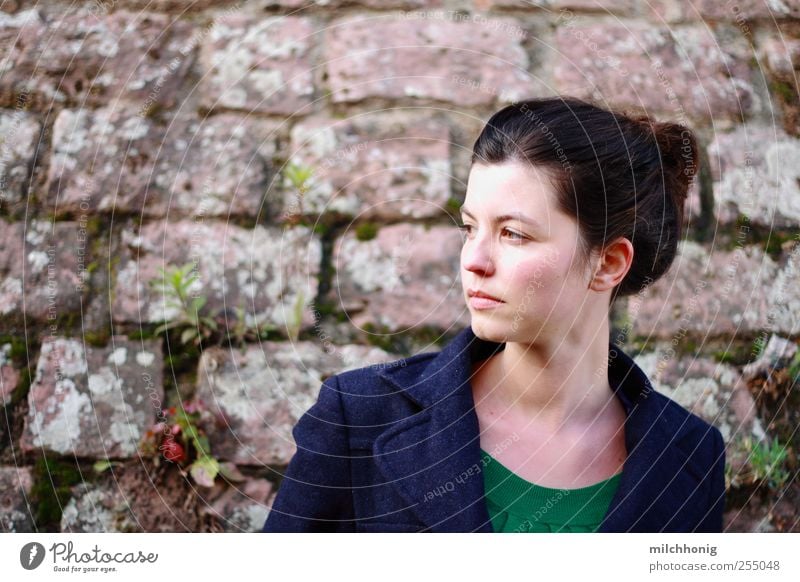 wall show Human being Masculine Young woman Youth (Young adults) 1 18 - 30 years Adults Wall plant Wall (barrier) Wall (building) Brunette Braids Observe Rotate