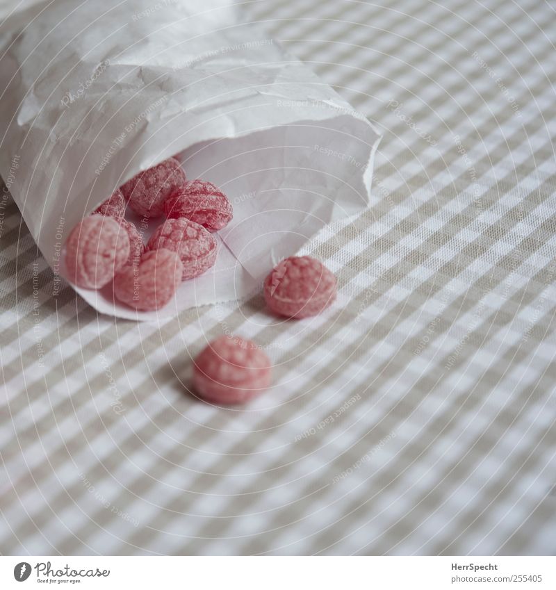 très bon Candy Sweet Gray Red White Paper bag Raspberry Lick Checkered raspberry taste Colour photo Subdued colour Interior shot Close-up Pattern Deserted