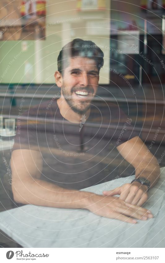 portrait man smiling in a restaurant Lifestyle Joy Healthy Human being Masculine Young man Youth (Young adults) 1 Utilize Observe Advice Smiling Friendliness