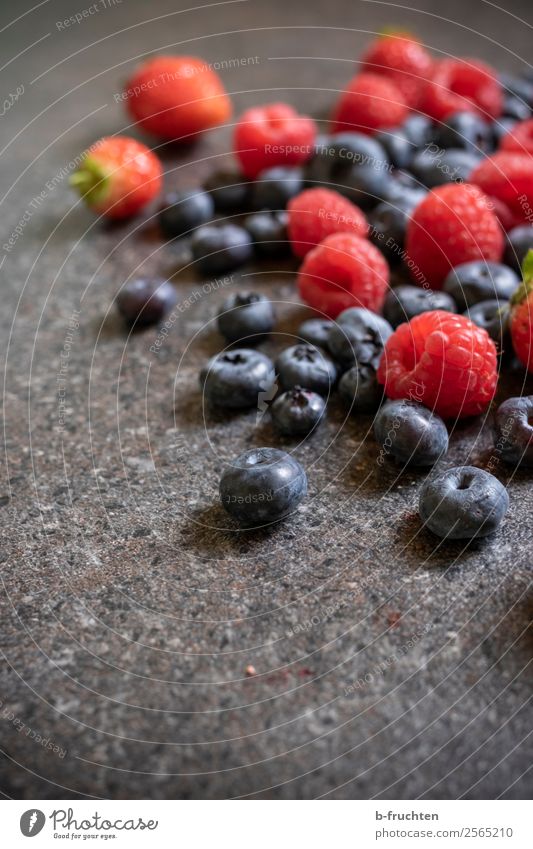 Sweet berries Food Fruit Organic produce Healthy Eating Kitchen Select Observe Shopping Fresh Round Juicy Blueberry Raspberry Strawberry Fruity Candy Delicious