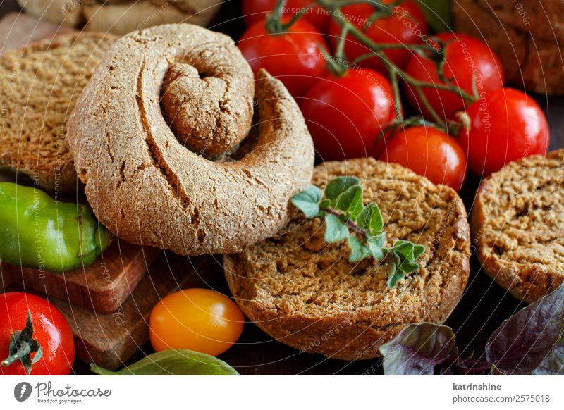 Vegetarian sandwich Vegetable Bread Wood Bright Green Red South Italian frisa frisella toasted dry Characteristic salento apulian Specialities Rustic food