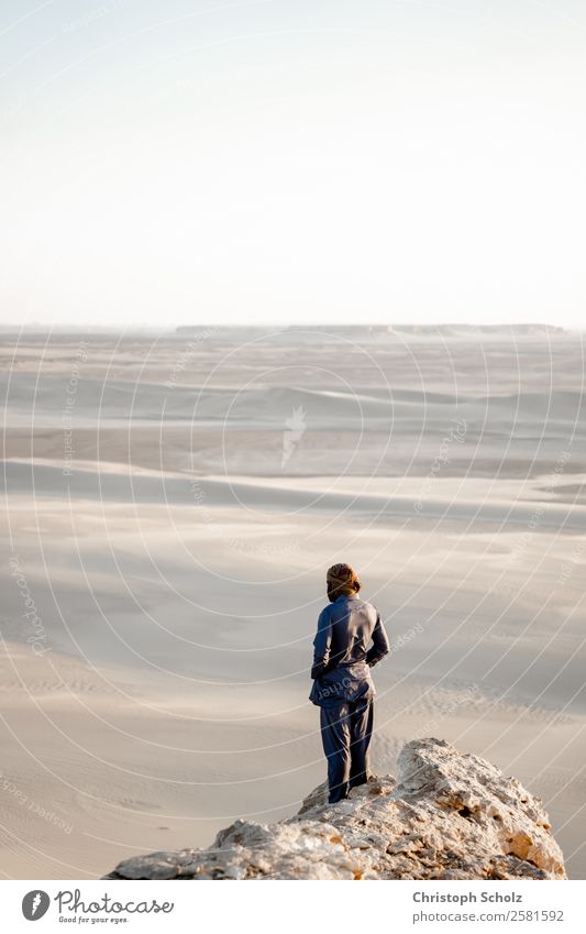 watching the desert Human being Man Adults 1 Nature Landscape Earth Sand Cloudless sky Sun Sunrise Sunset Sunlight Summer Climate change Beautiful weather