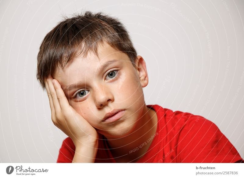 Boring Schoolchild Child Face Hand 1 Human being 3 - 8 years Infancy T-shirt Looking Sit Dream Disappointment Boredom Fatigue Sadness Whim Interior shot