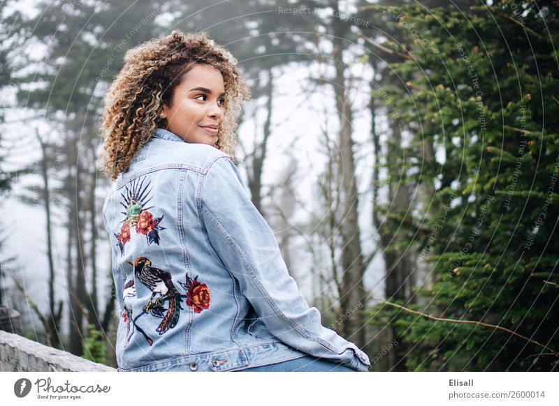 Happy woman with curly hair Lifestyle Beautiful Hair and hairstyles Human being Feminine 1 Emotions Moody Virtuous Joy Happiness Contentment