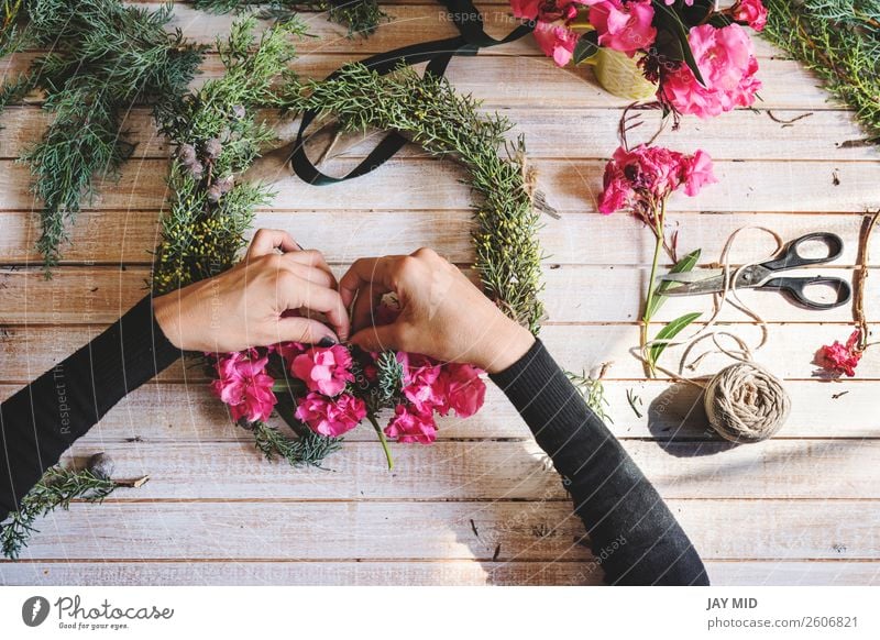 Florist at work: Creating a wooden wreath with flowers Decoration Thanksgiving Christmas & Advent New Year's Eve Work and employment Craft (trade) Woman Adults