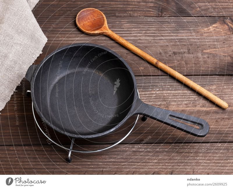 black round cast iron pan Breakfast Dinner Pan Spoon Kitchen Restaurant Metal Steel Stand Retro Brown Black Home empty cooking Preparation skillet Frying food