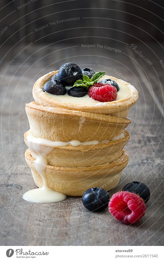 Delicious tartlets with raspberries and blueberries Tartlet Blueberry Raspberry Fruit Dessert Food Healthy Eating Food photograph Cream custard Snack glazed