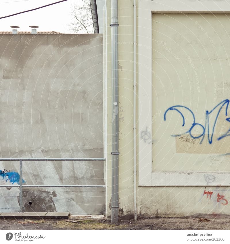 =I[ Wall (barrier) Wall (building) Facade Rain gutter Handrail Concrete Metal Sharp-edged Simple Broken Gloomy Graffiti Colour photo Detail Pattern