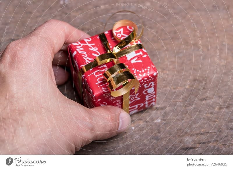 A little thank-you Shopping Luxury Joy Save Feasts & Celebrations Christmas & Advent Man Adults Hand Fingers 1 Human being Packaging Bow Select Touch To hold on