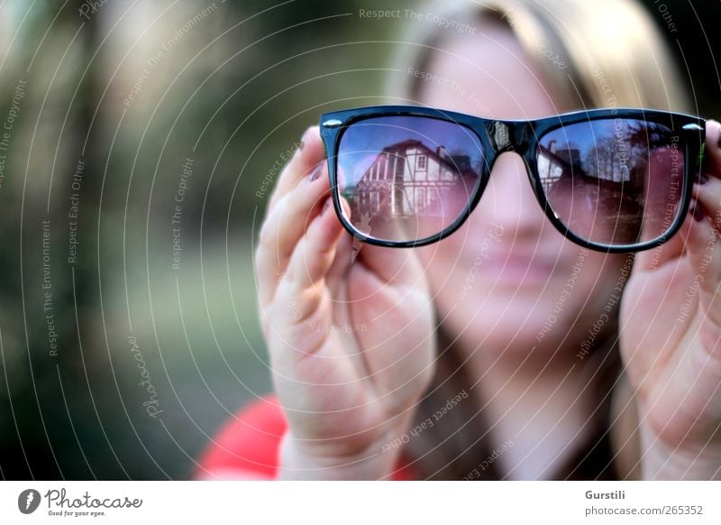 eyewear wearer Feminine Youth (Young adults) 1 Human being Sunglasses Observe To hold on Looking Cool (slang) Hip & trendy Mysterious Identity Curiosity