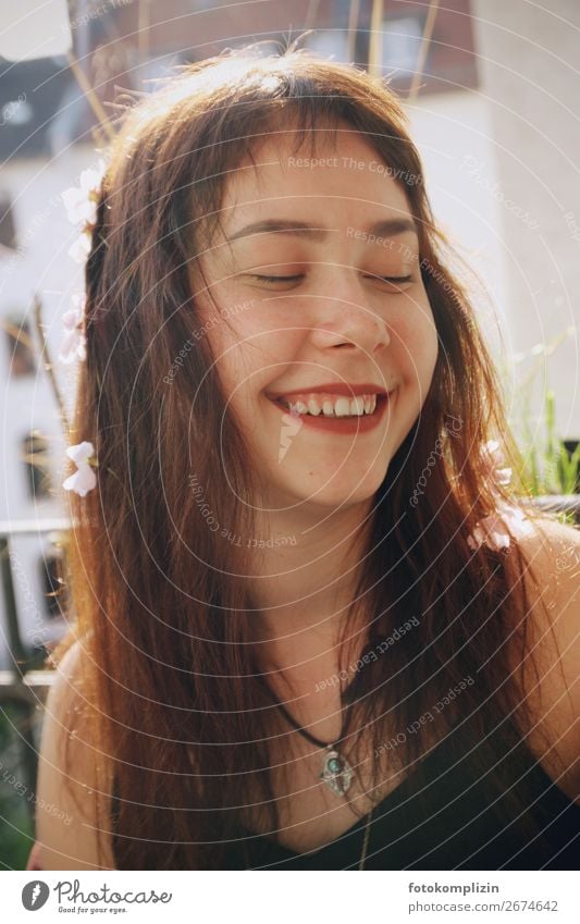 flower girl Face Summer Feminine Girl Young woman Youth (Young adults) 1 Human being Smiling Laughter Happy naturally Emotions Happiness Life Identity