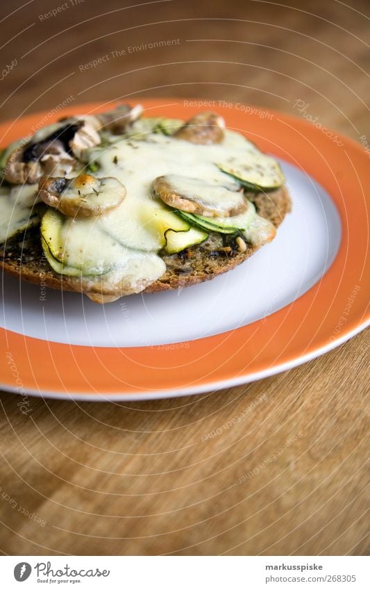 basil flatbread with zucchini and mushrooms au gratin Food Cheese Lettuce Salad Dough Baked goods Bread Herbs and spices Cooking oil Button mushroom Flat bread