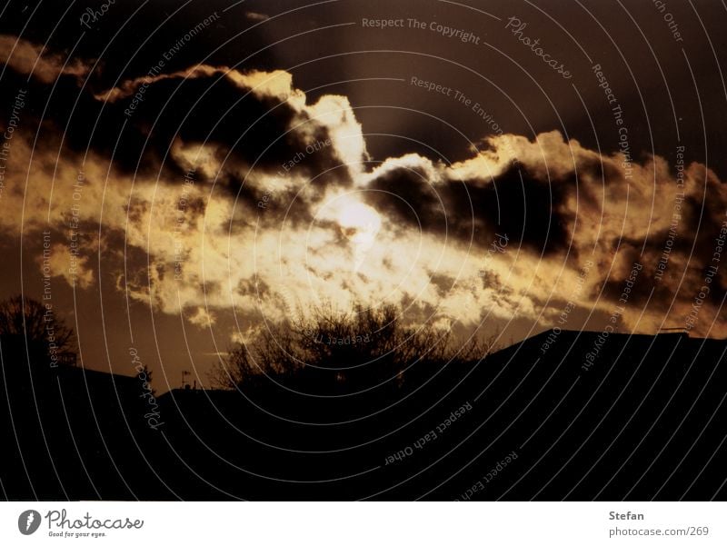 darklight Clouds Light Dangerous Threaten Ominous Sun Shadow Evening Dramatic Electricity Thunder and lightning