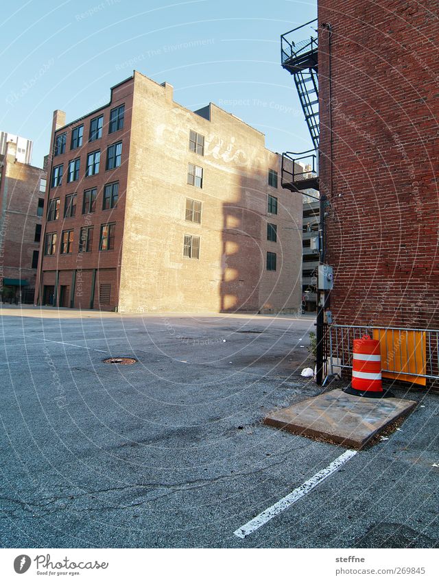 front straight, back crooked St. Louis USA Town Outskirts Factory Wall (barrier) Wall (building) Stairs Facade Street Parking lot Hip & trendy Historic