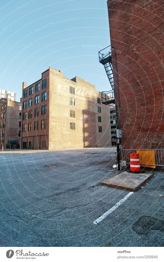 back straight, front crooked St. Louis USA Town Outskirts Wall (barrier) Wall (building) Facade Street Parking lot Hip & trendy Historic Colour photo