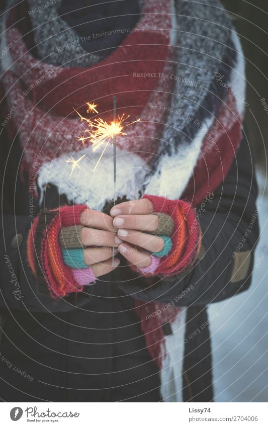 a little light burns Joy Leisure and hobbies Winter Child School Human being Girl Infancy Hand 1 8 - 13 years Gloves Sparkler Illuminate Stand Dark Happiness