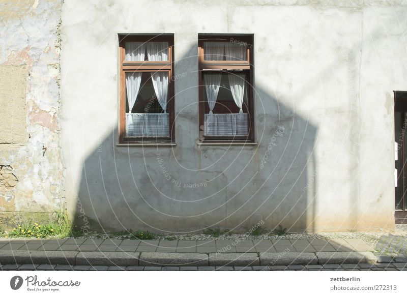 windows Small Town Downtown Deserted House (Residential Structure) Detached house Manmade structures Building Architecture Wall (barrier) Wall (building) Window