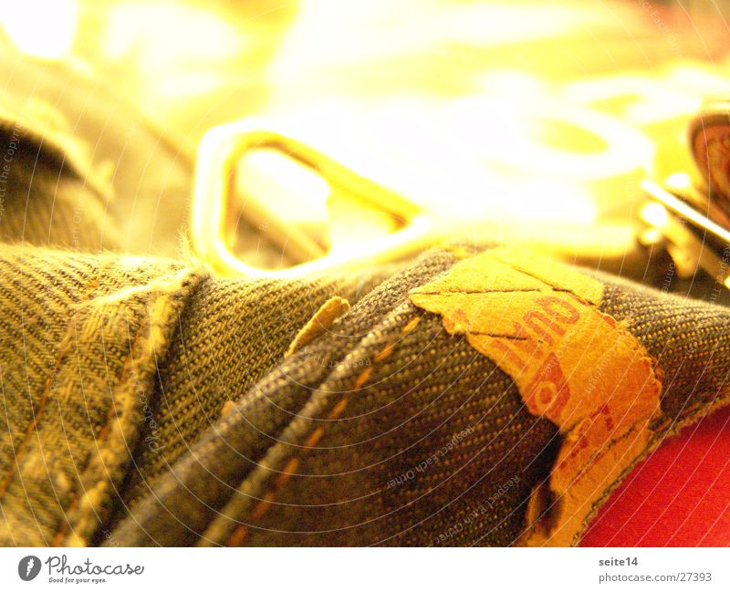 Jeans & bottle opener Bottle opener Red Macro (Extreme close-up) Close-up Blue levis beer opener Label